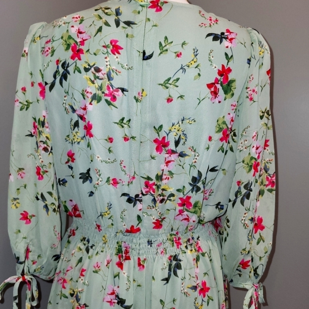 Beautiful and Flattering Floral Dress - Picture 8 of 9